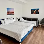 Rooftop City With Deep Garage אכסניה *