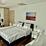Rooftop City With Deep Garage אכסניה