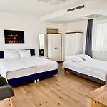 Rooftop City With Deep Garage בודפשט