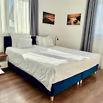 Rooftop City With Deep Garage אכסניה