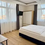 Rooftop City With Deep Garage בודפשט