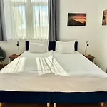 אכסניה Rooftop City With Deep Garage *