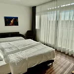 Rooftop City With Deep Garage אכסניה *