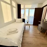 Rooftop City With Deep Garage אכסניה *