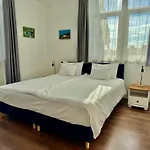 Rooftop City With Deep Garage בודפשט