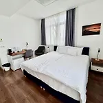 אכסניה Rooftop City With Deep Garage