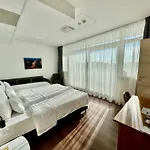 אכסניה Rooftop City With Deep Garage *