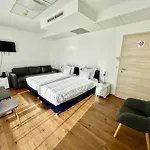 Rooftop City With Deep Garage אכסניה