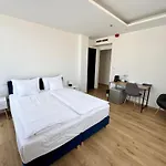 Rooftop City With Deep Garage בודפשט