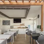Rooftop City With Deep Garage אכסניה
