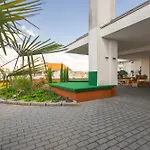 Rooftop City With Deep Garage אכסניה