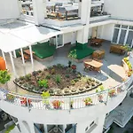 Rooftop City With Deep Garage אכסניה *