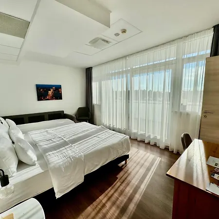 Hostel Rooftop City With Deep Garage *