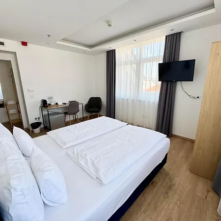 Hostel Rooftop City With Deep Garage Budapest