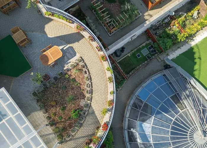 Rooftop City With Deep Garage *
