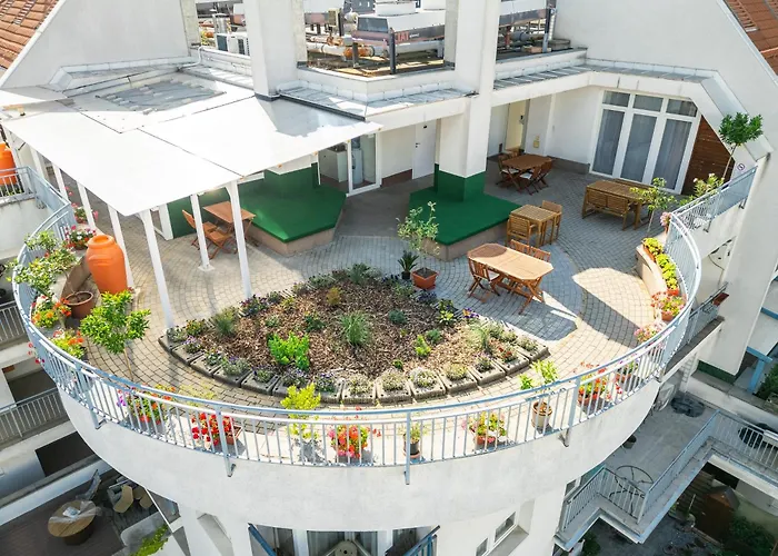 Rooftop City With Deep Garage Hostel *