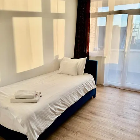 Rooftop City With Deep Garage 旅馆