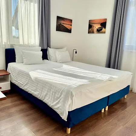 Rooftop City With Deep Garage 旅馆