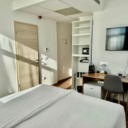 Rooftop City With Deep Garage *