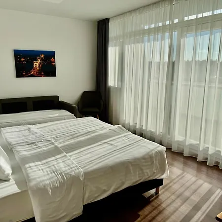 Rooftop City With Deep Garage 旅馆 *