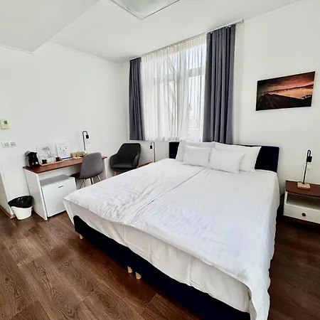 旅馆 Rooftop City With Deep Garage