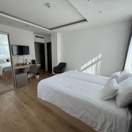 Rooftop City With Deep Garage 旅馆 *