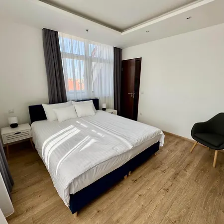 旅馆 Rooftop City With Deep Garage