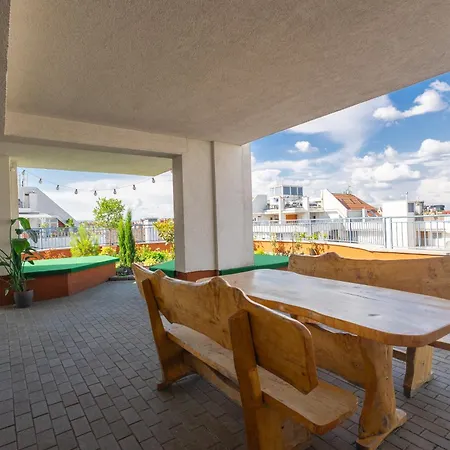 Rooftop City With Deep Garage 旅馆 *