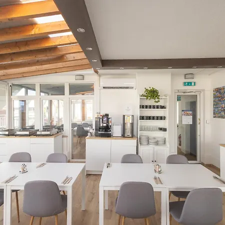 Rooftop City With Deep Garage 旅馆