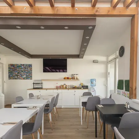 Rooftop City With Deep Garage 旅馆