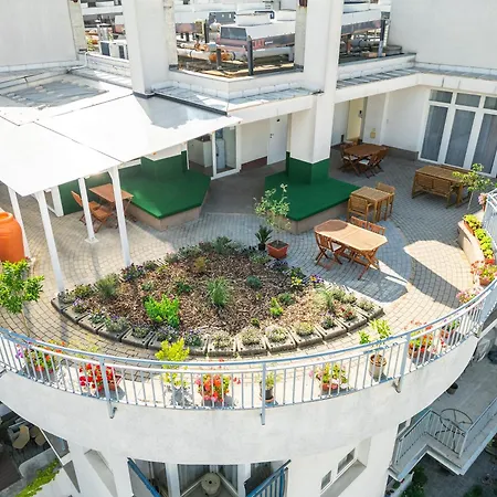 Rooftop City With Deep Garage 旅馆 *