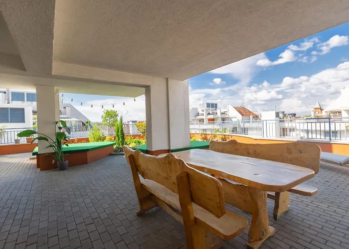 Rooftop City With Deep Garage Hostal *