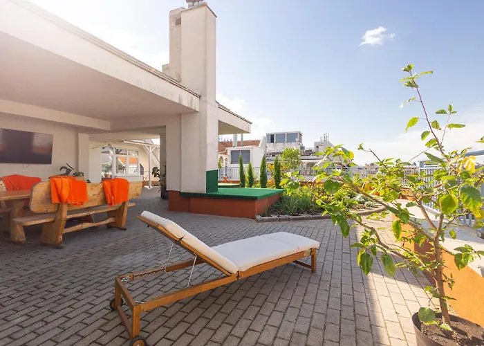 Rooftop City With Deep Garage Hostal *