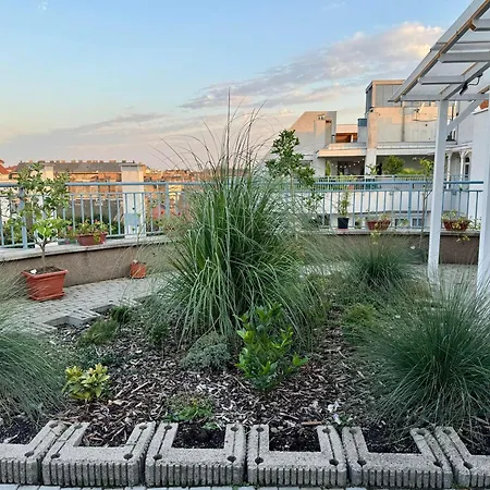 Rooftop City With Deep Garage אכסניה *