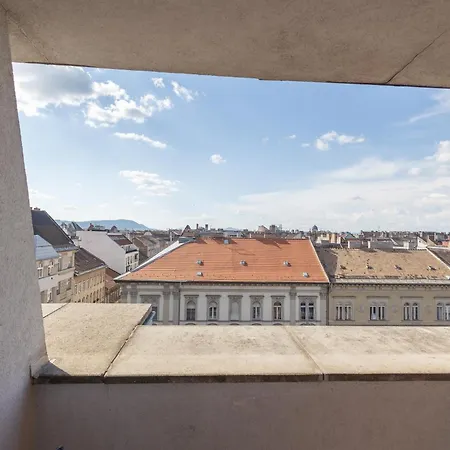 Rooftop City With Deep Garage אכסניה *